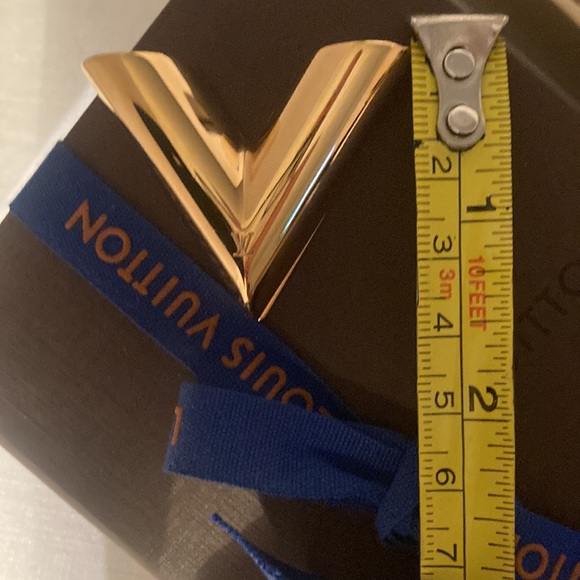 Authentic Louis Vuitton Magnetic V Brooch Brooche Gold - Picture 15 of 15